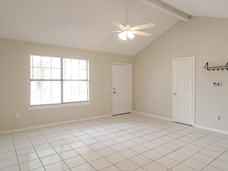 1235 Pineridge Way — Photo 4