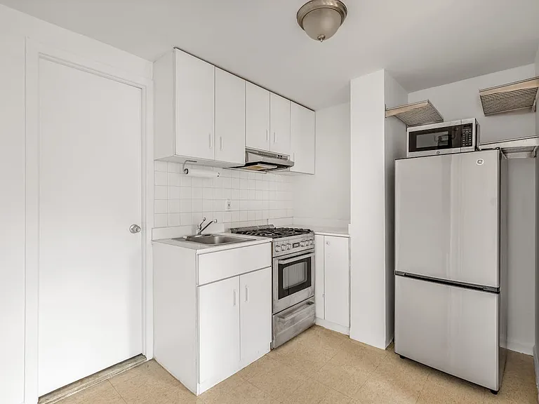 18 Cornelia St #12 — Photo 6