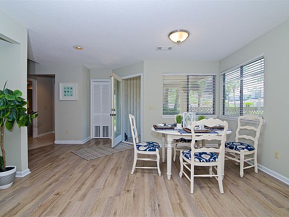 4th image of 475 Selva Lakes Cir