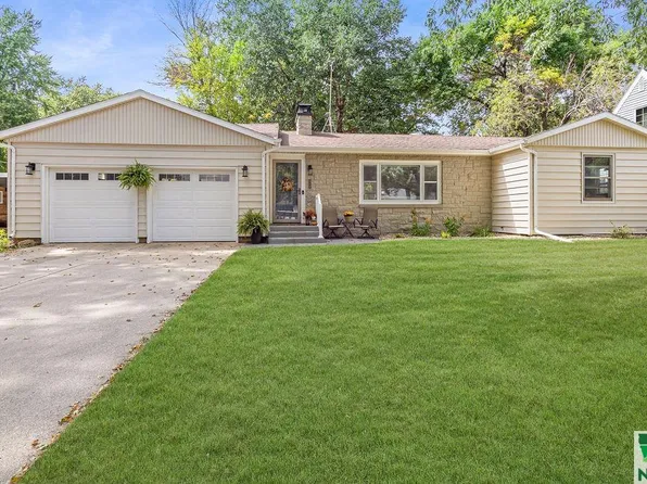 928 Roosevelt Ave, Sheldon, IA 51201