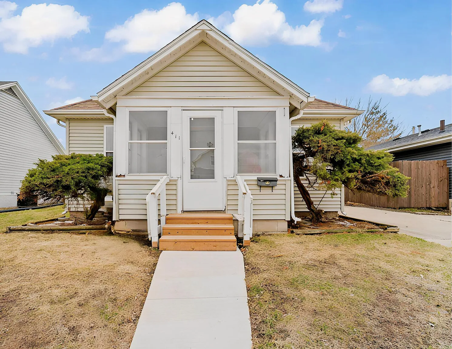 411 Swayze St photo 1