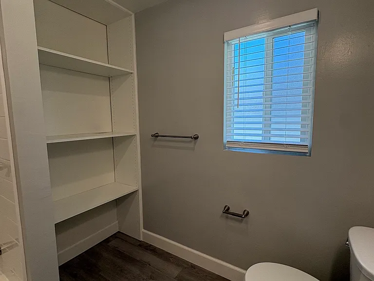 527 N Alameda Ave — Photo 7