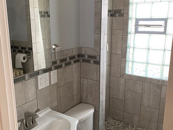 3rd image of 2829 Lincoln St NE #2
