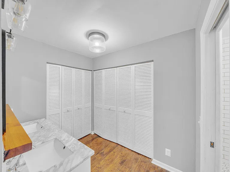 235 NW 15th St — Photo 22