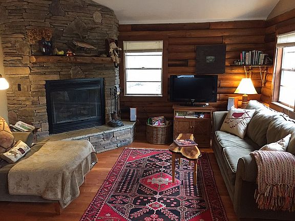 Den w/ vaulted ceiling