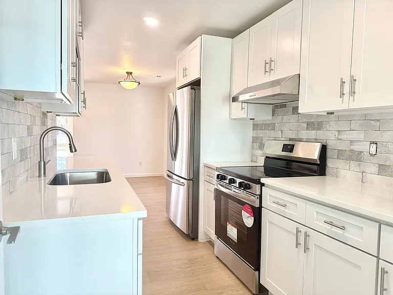 541 E Woodlawn Rd — Photo 4