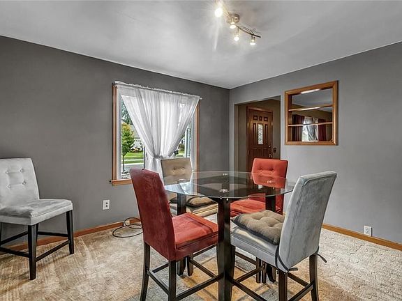 4th image of 556 Capen Blvd