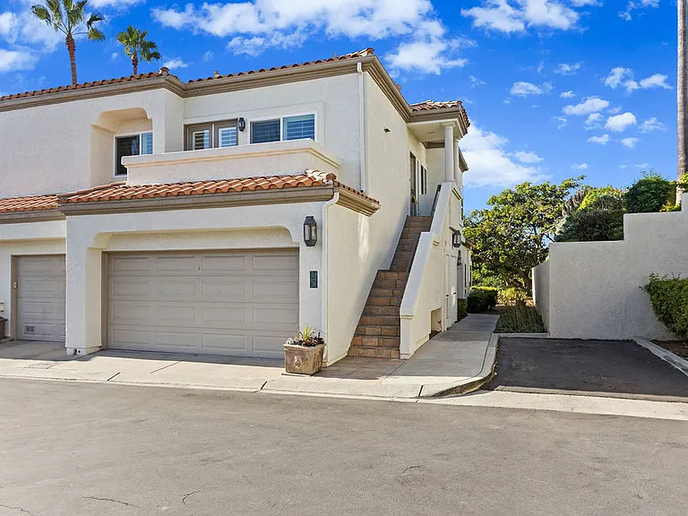 33 Wimbledon Ct — Photo 1