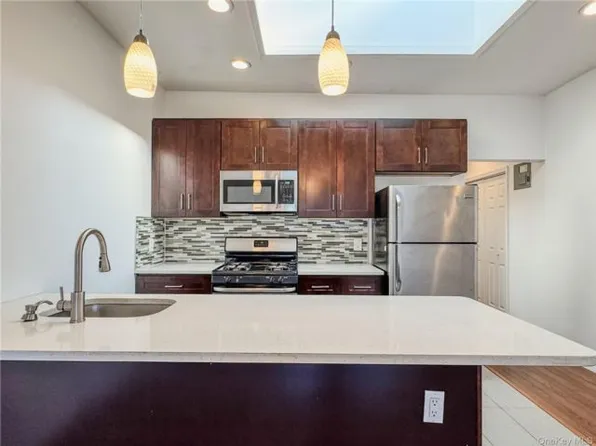 209-211 Main St #2N, Farmingdale, NY 11735