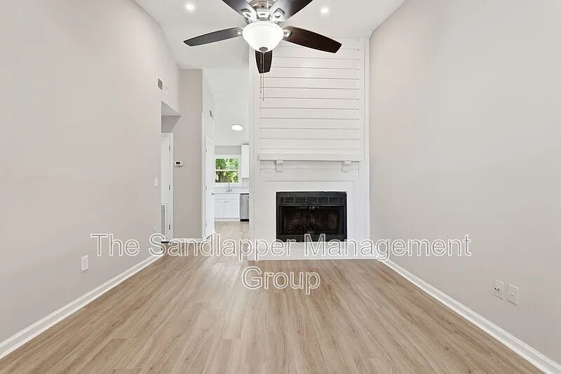 2 bed, 1.0 bath, 866 sqft, $1,800 — Photo 2