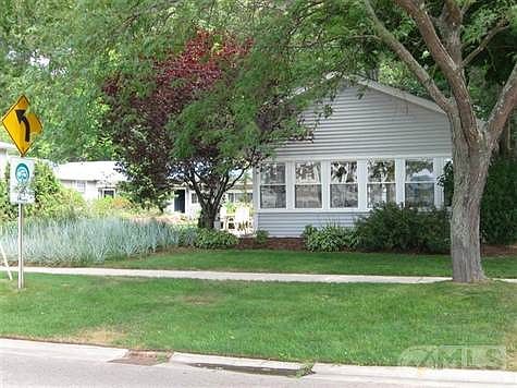 2nd image of 842 Lake St #12
