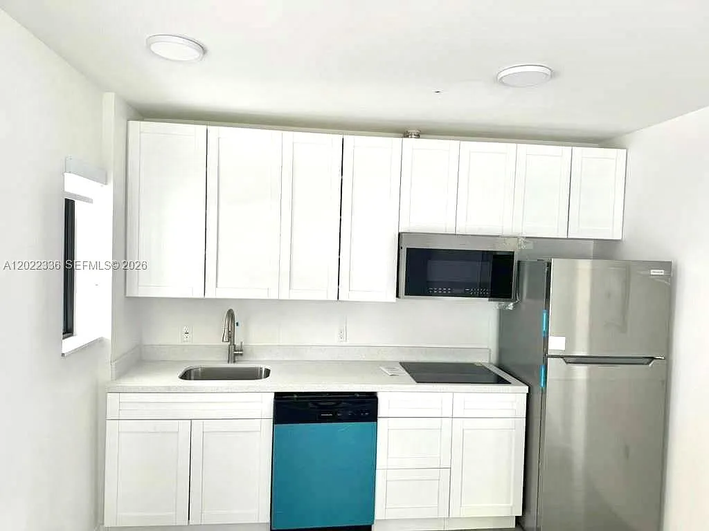 Building Photo - 2030 SW 3rd Ave #1