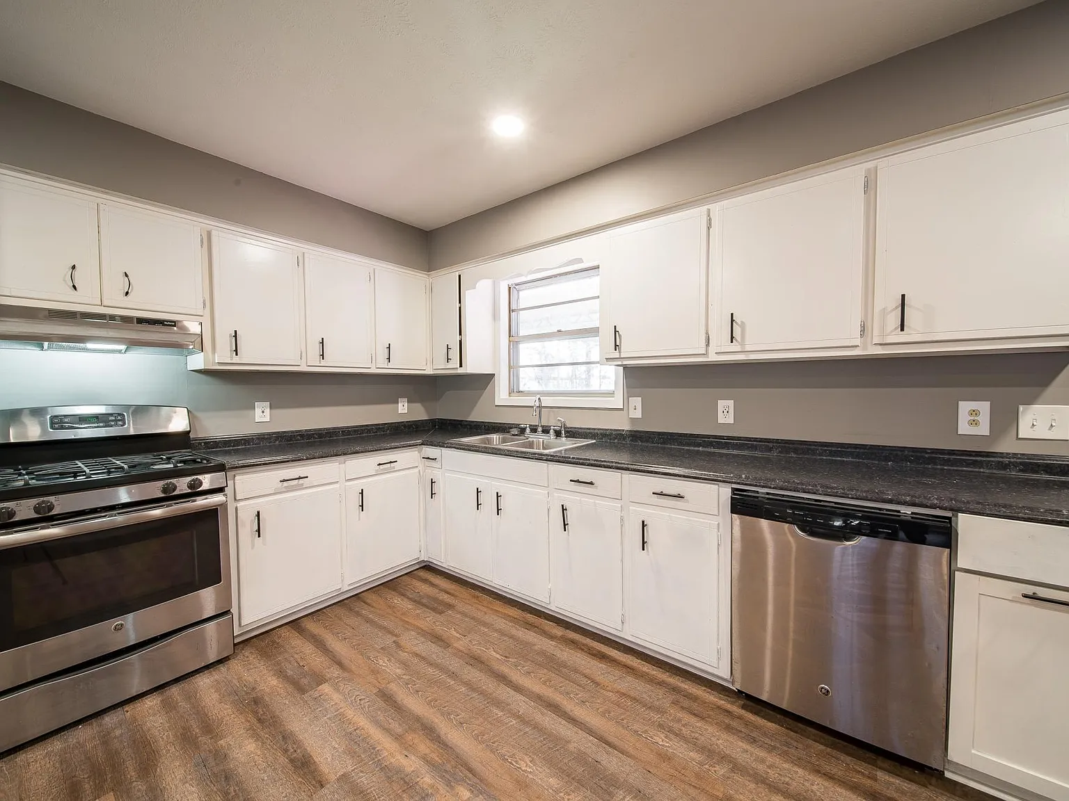 3 bed, 1100 sqft, $1,295 — Photo 4