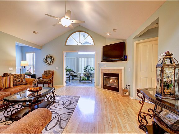 3rd image of 2855A Canterbury Cir