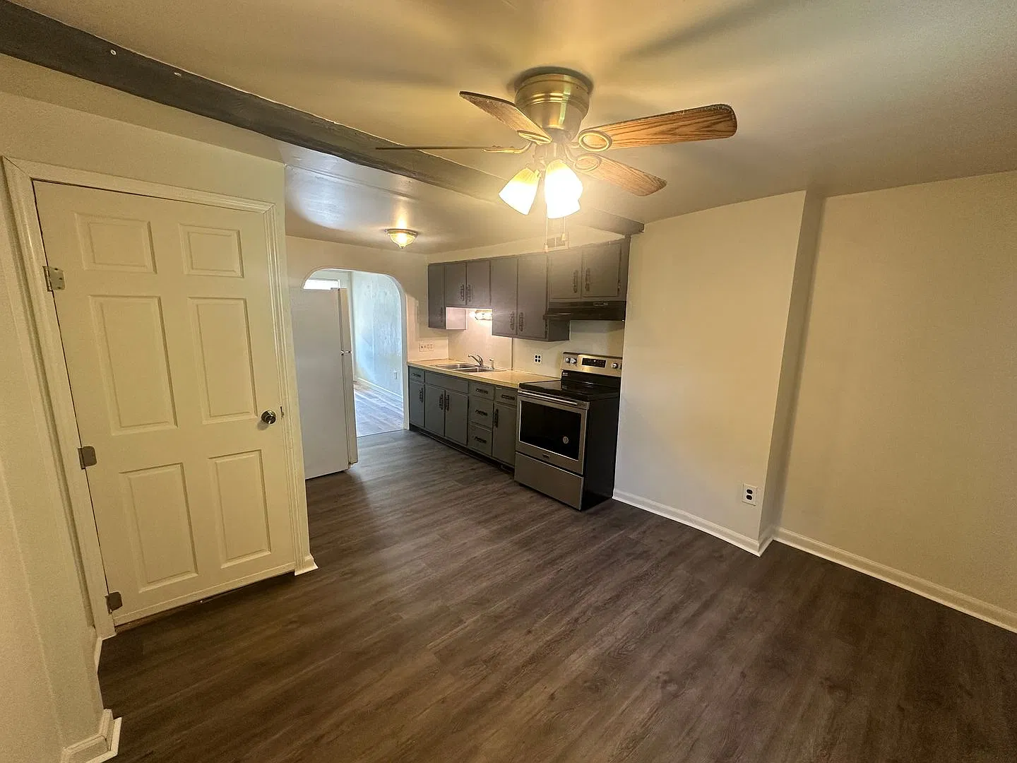 Charming 2-Bedroom Home with 1.5 Baths Comfortable & Convenient Living — Photo 4