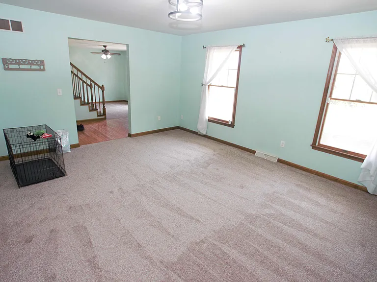 98 Thorndale Cir — Photo 36