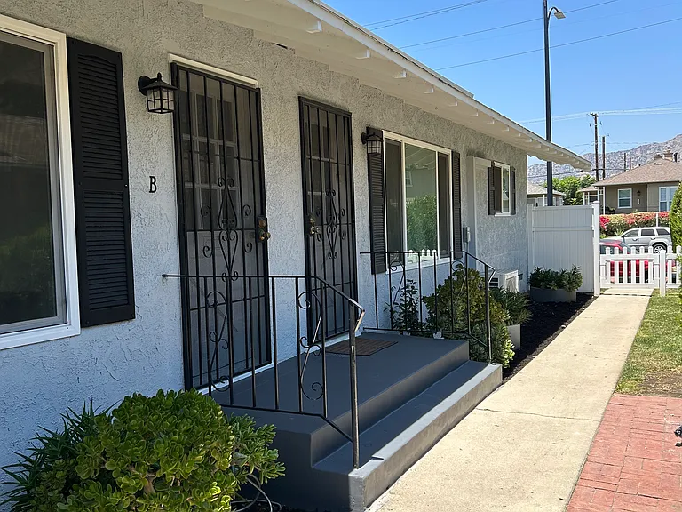 1206 W Victory Blvd #B — Photo 16