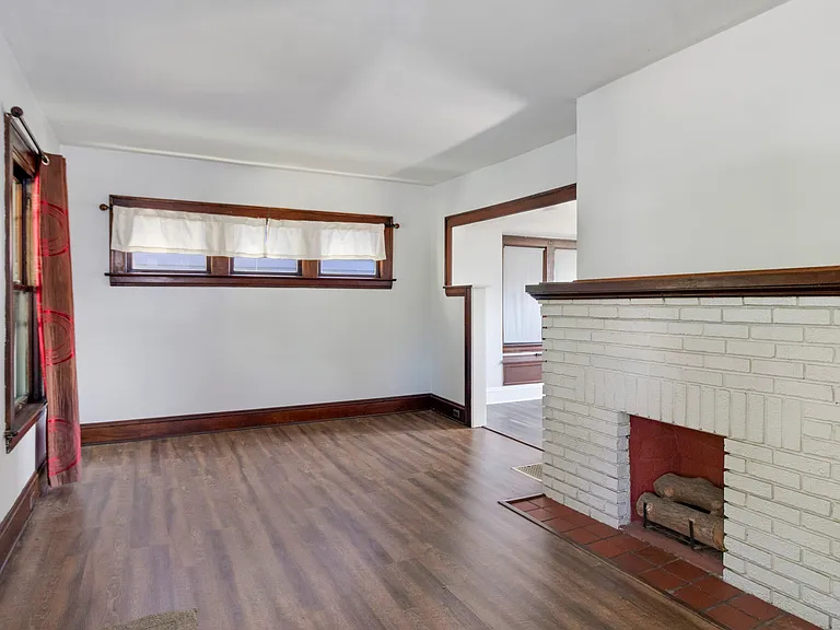 2084 Wascana Ave — Photo 2