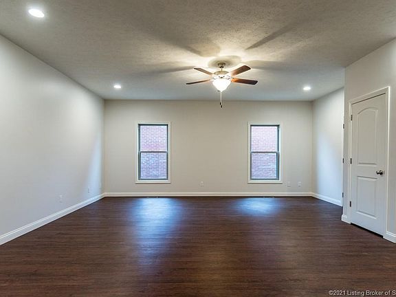 4th image of 104 Spruce Ct