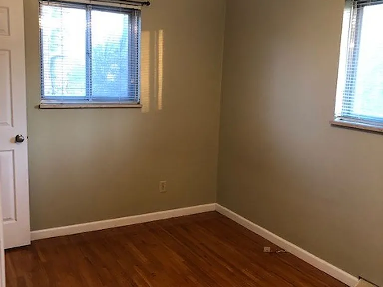 11 Friendship Ct — Photo 4