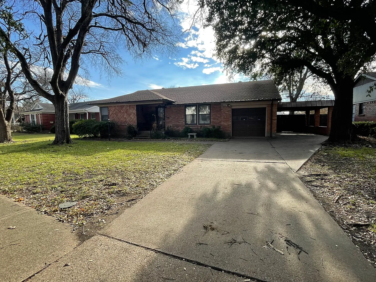 Front of the house, huge front yard and driveway for multiple vehicles! - 1848 Swan Dr
