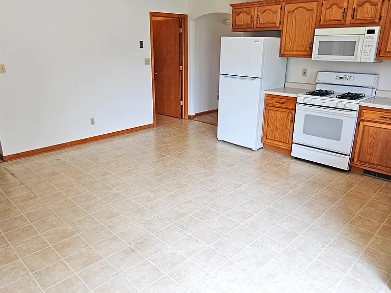 1600 Schubert Dr — Photo 3