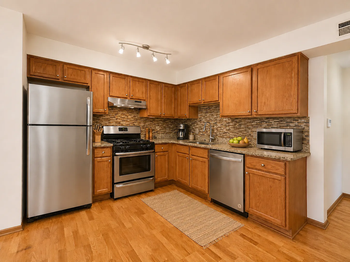 3 bed, 900 sqft, $2,000 — Photo 4