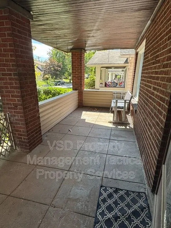 3 bed, 1.0 bath, 1350 sqft, $1,395 — Photo 3
