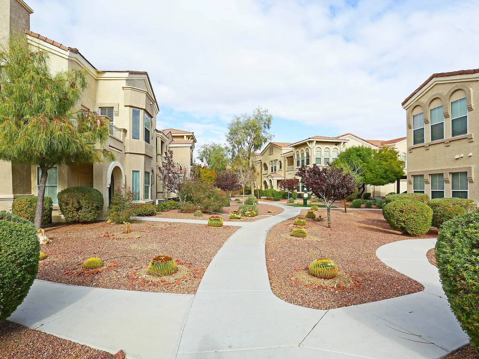 1 bed, 821 sqft, $1,300 — Photo 3