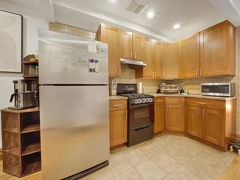 175 15th St #4L — Photo 2