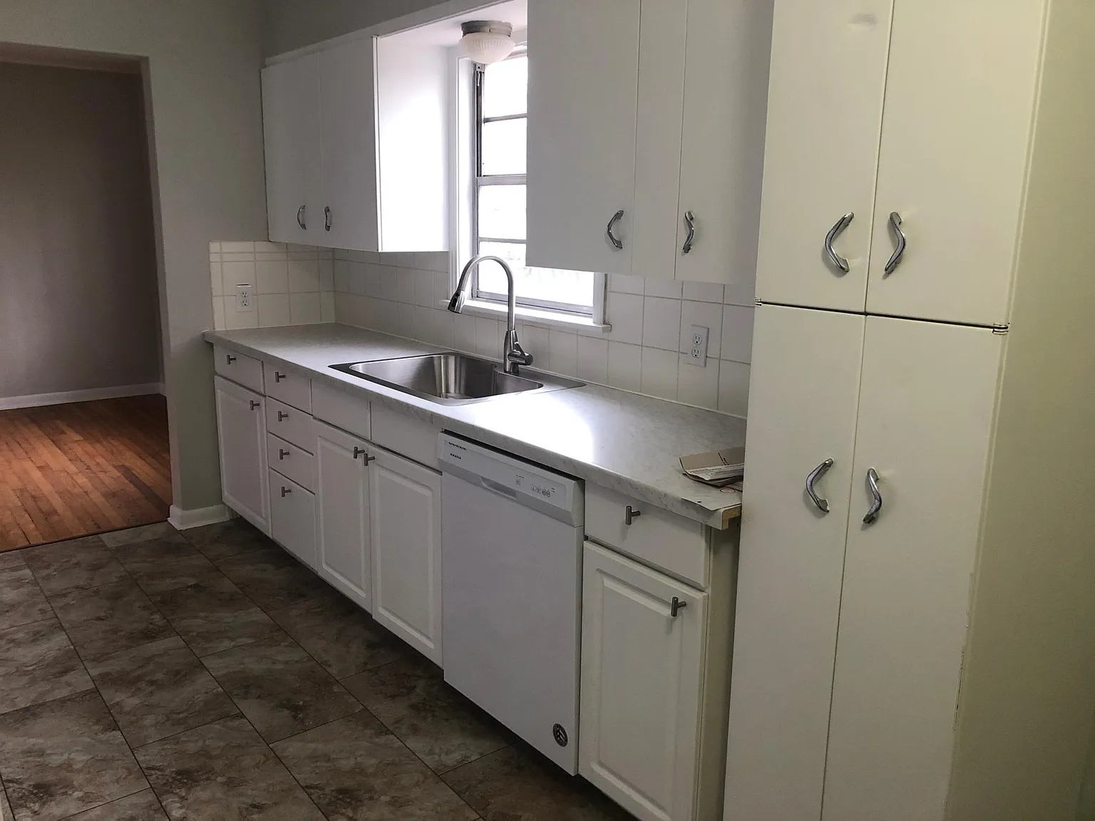 2 bed, 900 sqft, $1,600 — Photo 3