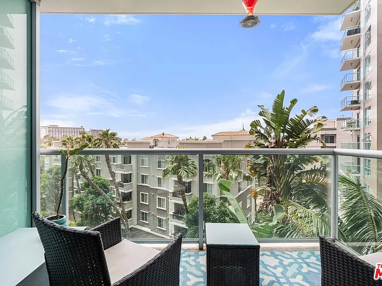 13700 Marina Pointe Dr #510 — Photo 2