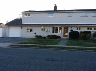 182 Southwood Cir, Syosset, NY 11791