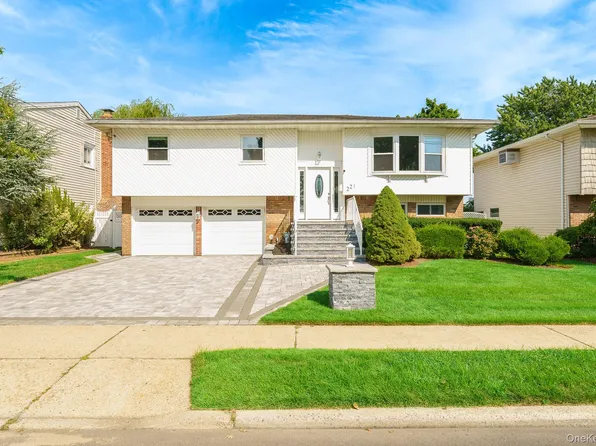 221 Roosevelt Avenue, Massapequa Park, NY 11762
