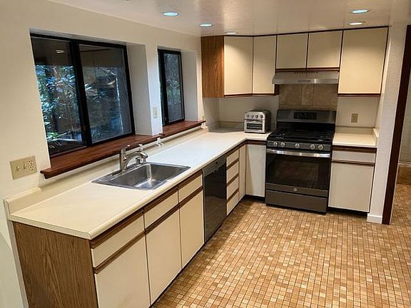 3rd image of 544 Cascade Dr #B