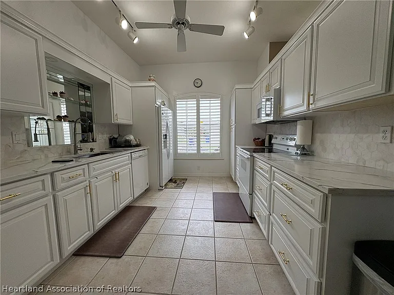 407 Maravilla Ave — Photo 7