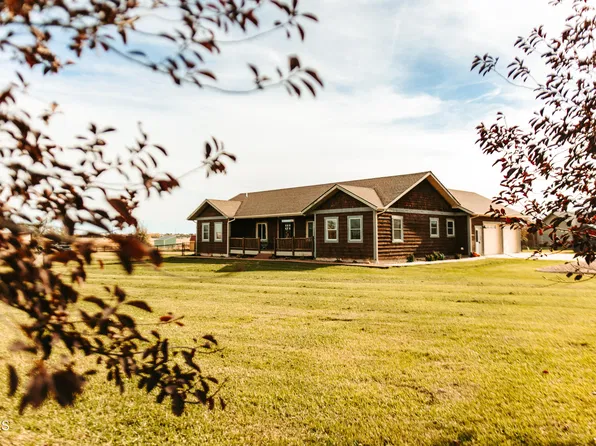 505 17th Ave NE, Watford City, ND 58854