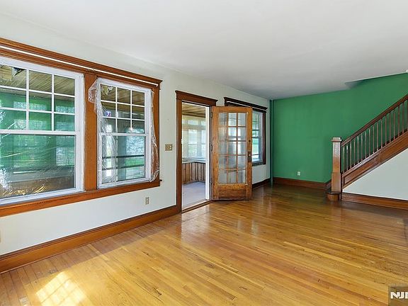 5th image of 54 Rochelle Ave