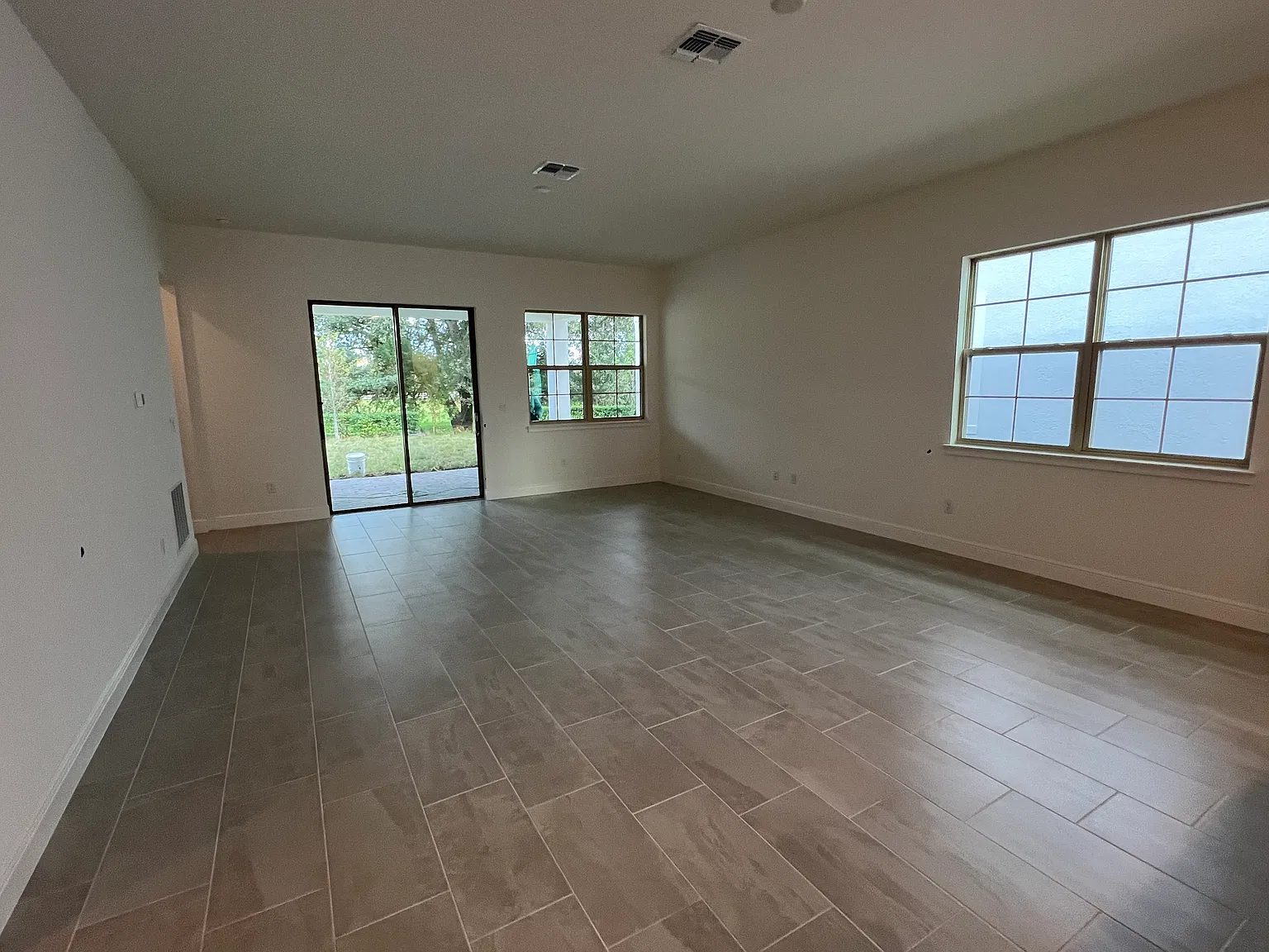 4 bed, 1893 sqft, $2,500 — Photo 4