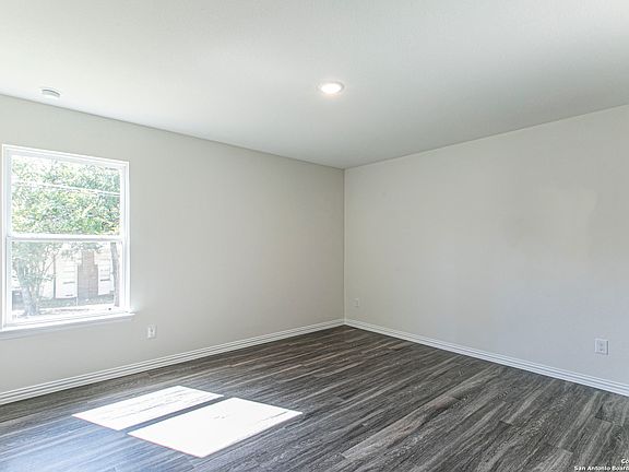 5th image of 2611 Wayne Dr