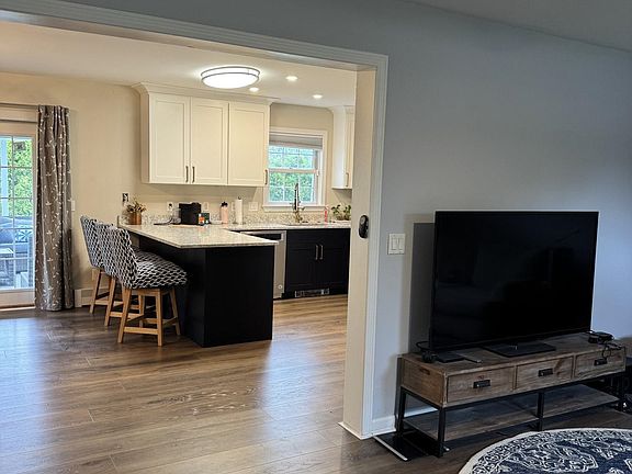 3rd image of 8 Crosby Court