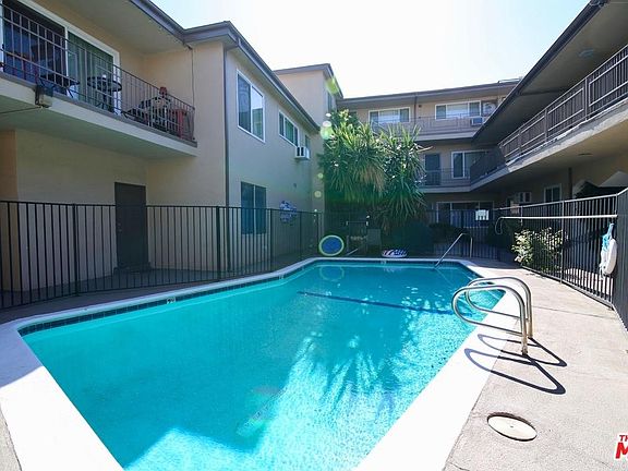 3rd image of 15540 Moorpark St APT 5