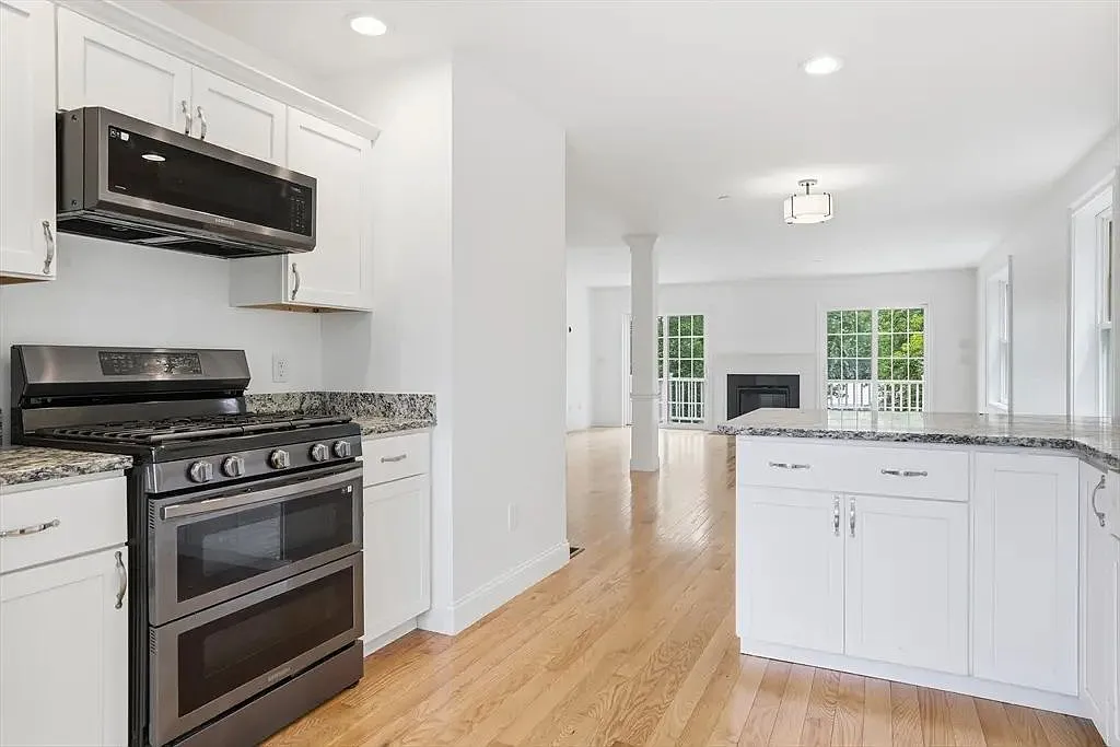 3 bed, 2.5 bath, 1976 sqft, $3,500 — Photo 3