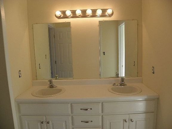 Double sinks in glamour bath