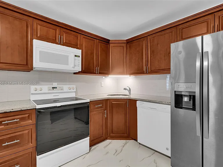 9355 SW 8th St #425 — Photo 8