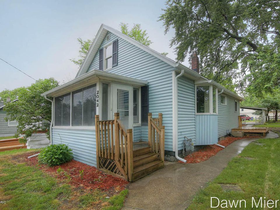 1st image of 2042 Rowe Ave NE