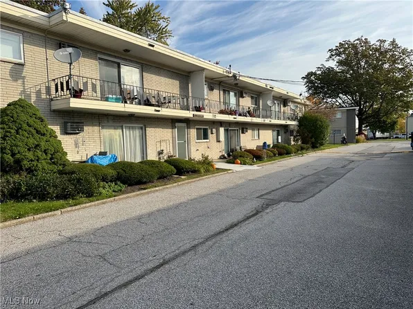 1408 Golden Gate Blvd #H101, Mayfield Heights, OH 44124