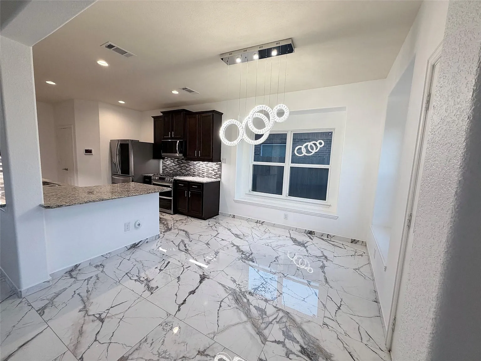 4 bed, 2.0 bath, 2214 sqft, $2,500 — Photo 4