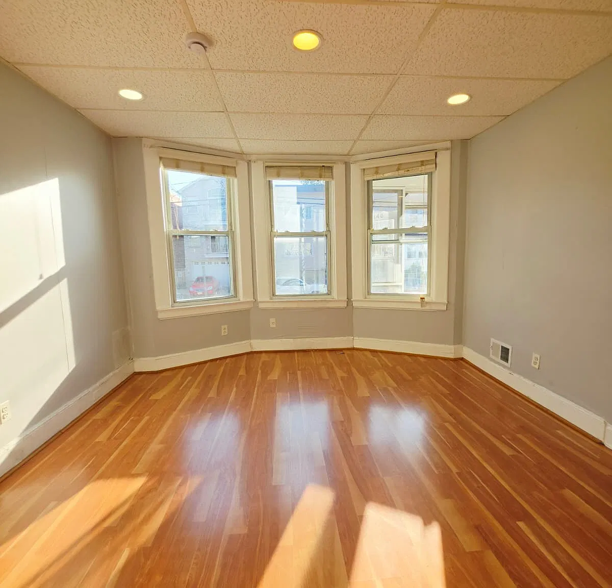 3 bed, 1000 sqft, $2,400 — Photo 2