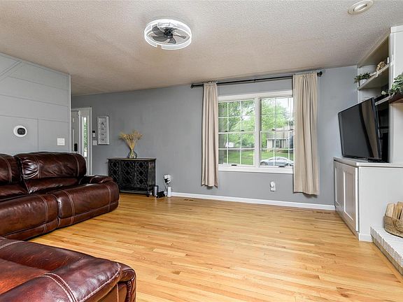 4th image of 36 Autumn Glen Dr